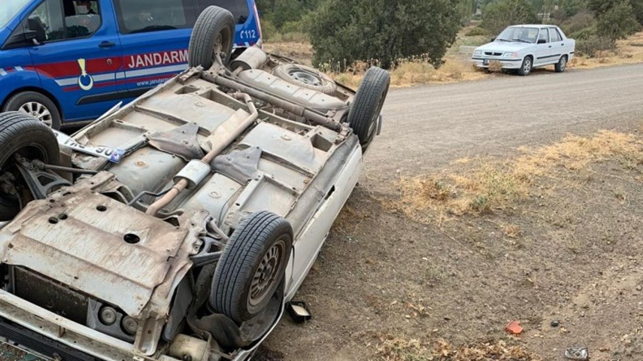 Otomobil köy yolunda devrildi: 1 ölü, 1 yaralı