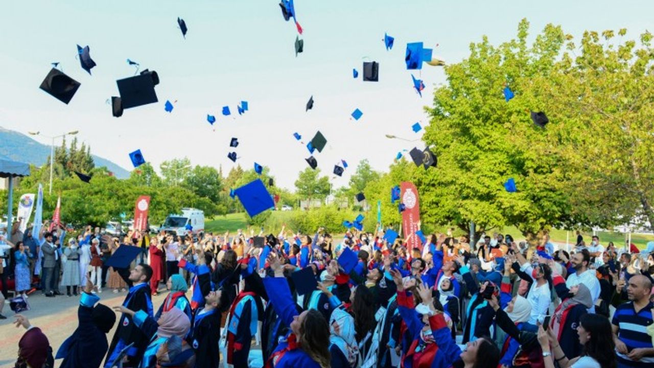Üniversitemiz 2020-2021 Akademik Yılı Mezunlarını Coşku ile Uğurladı