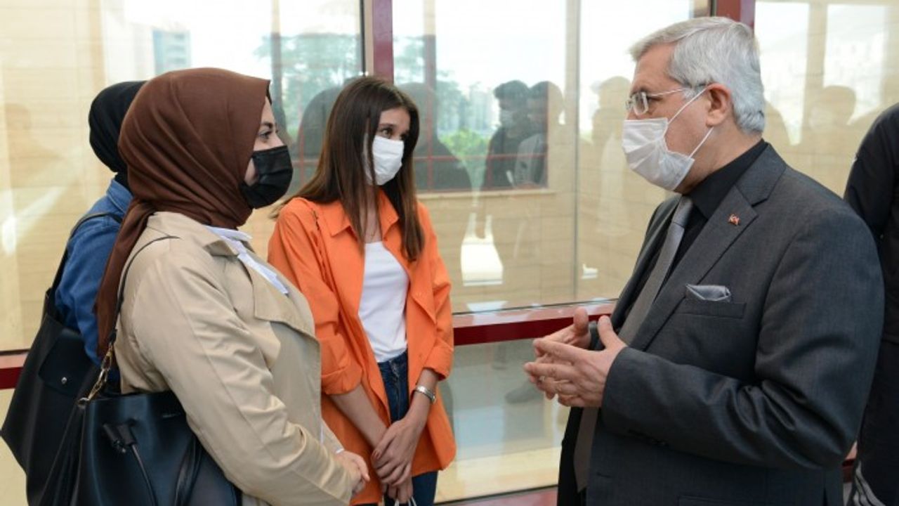 Üniversitemiz Rektörü Prof. Dr. Niyazi Can, Yemekte Öğrencilerle Bir Araya Geldi: Pandemi Sonrası Eğitim-Öğretim Dönemiyle İlgili Görüşlerini Aldı