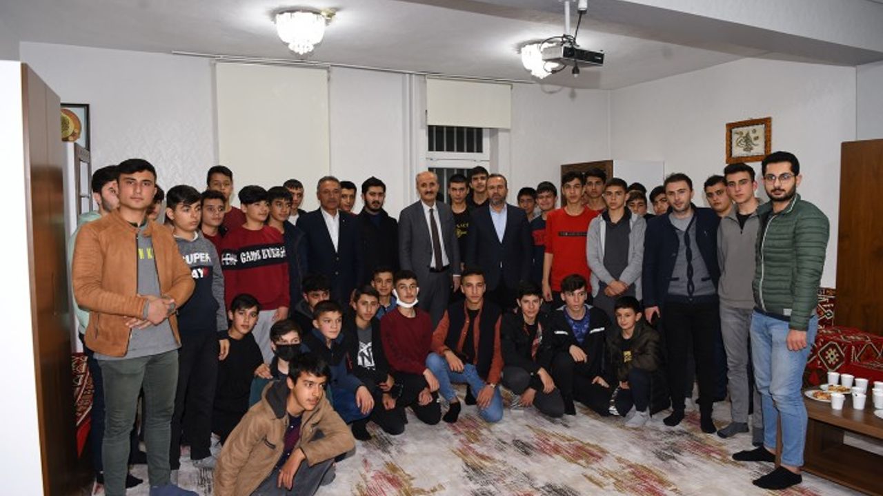 BAŞKAN OKAY LİSE ÖĞRENCİLERİYLE BİR ARAYA GELDİ