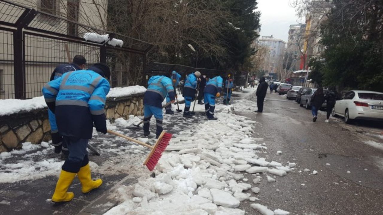 DULKADİROĞLU SOKAKLARINDA KAR TEMİZLİĞİ DEVAM EDİYOR