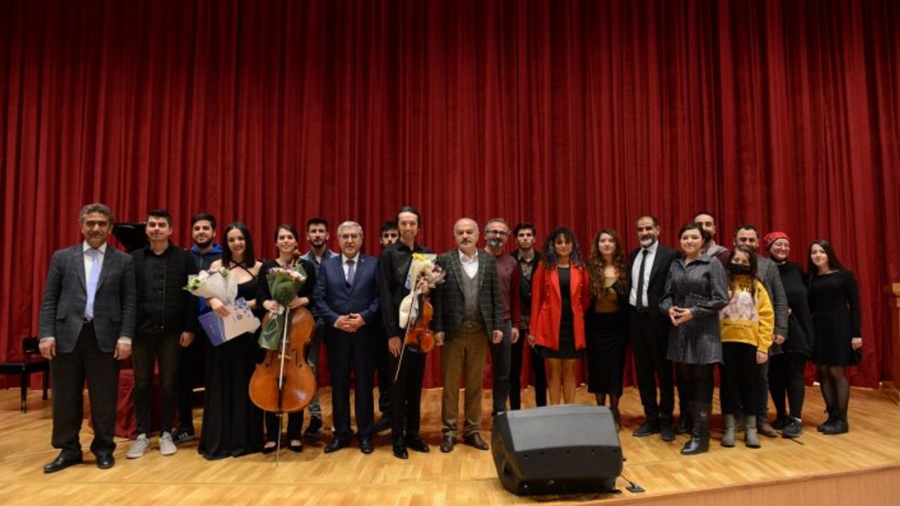 KSÜ Öğrencileri Haftanın Yorgunluğunu Nova Trio Konseriyle Attı