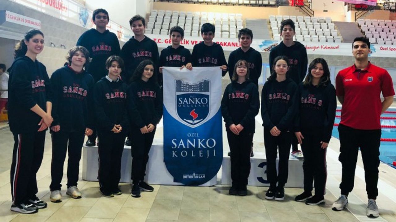 SANKO OKULLARININ KIZ VE ERKEK YÜZME TAKIMI BÖLGE İKİNCİSİ OLDU