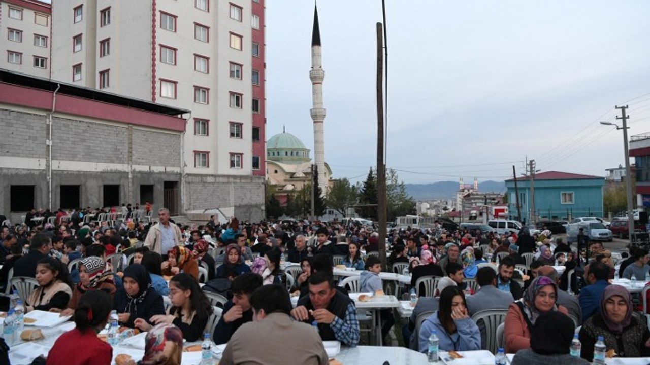 Başkan Güngör Mahalle Sakinleriyle İftar Yaptı