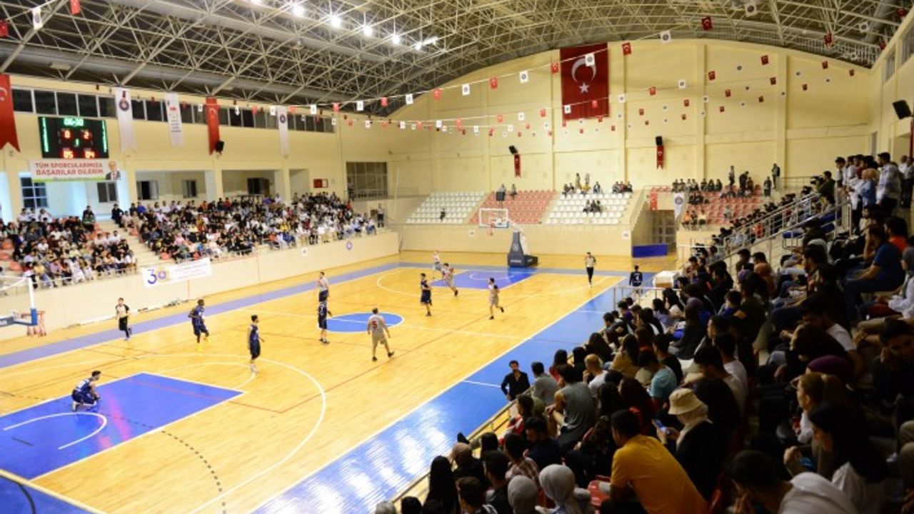 Pinhani Grubu Üniversitemiz Personel ve Öğrencilerinden Oluşan Basketbol Takımıyla Dostluk Maçı Gerçekleştirdi