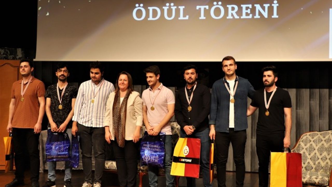 SANKO ÜNİVERSİTESİ TİYATRO KULÜBÜ OYUN SERGİLEDİ