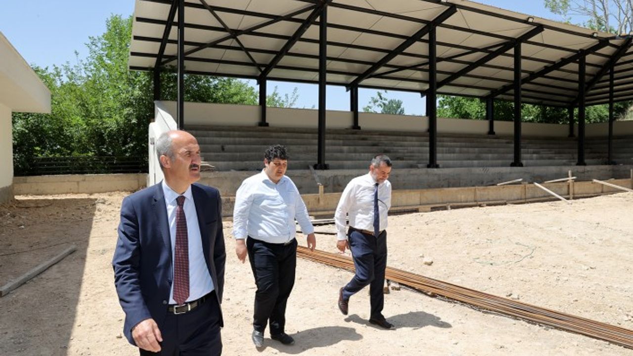 DULKADİROĞLU BELEDİYESİ DEREKÖY GÜREŞ SAHASI’NI YENİLEDİ