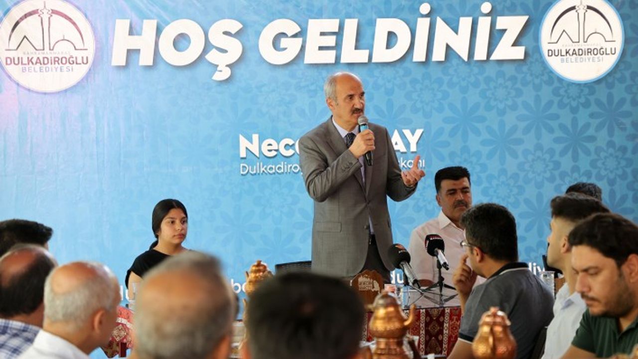 BAŞKAN OKAY, BAŞARILI ÖĞRENCİLERİ HEDİYE VEREREK ÖDÜLLENDİRDİ