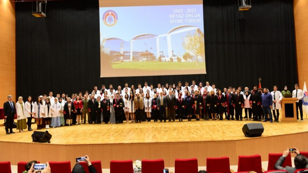 Diş Hekimi Adayı Öğrenciler Dünya Diş Hekimleri Gününde Beyaz Önlüklerini Giydi