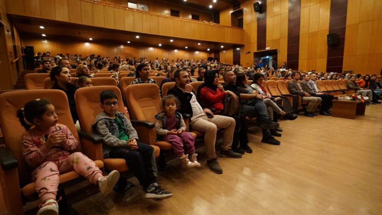 Minik Yürekler Söyledi, Müzikseverler Eşlik Etti