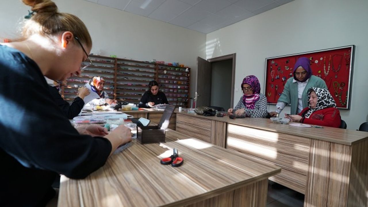 KAMEK’te Öğreniyor, Aile Bütçesine Katkı Sağlıyorlar