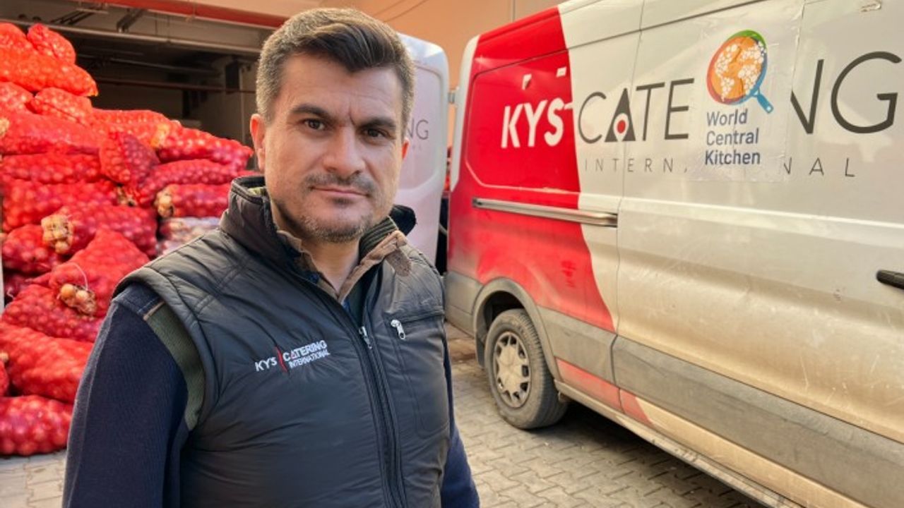 DEPREMİN İLK GÜNÜNDEN BU YANA 50 BİN KİŞİLİK YEMEK YAPIYOR