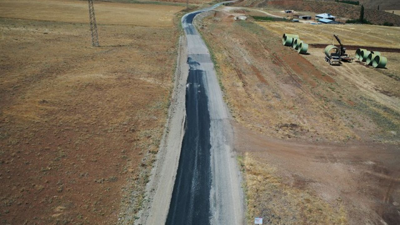 Afşin’de Kırsal Mahallelerin Yollarını Yeniliyor!