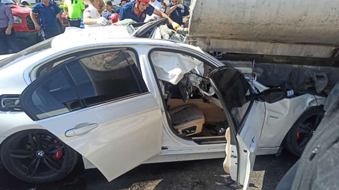 Kahramanmaraş'ta otomobil tankere ok gibi saplandı
