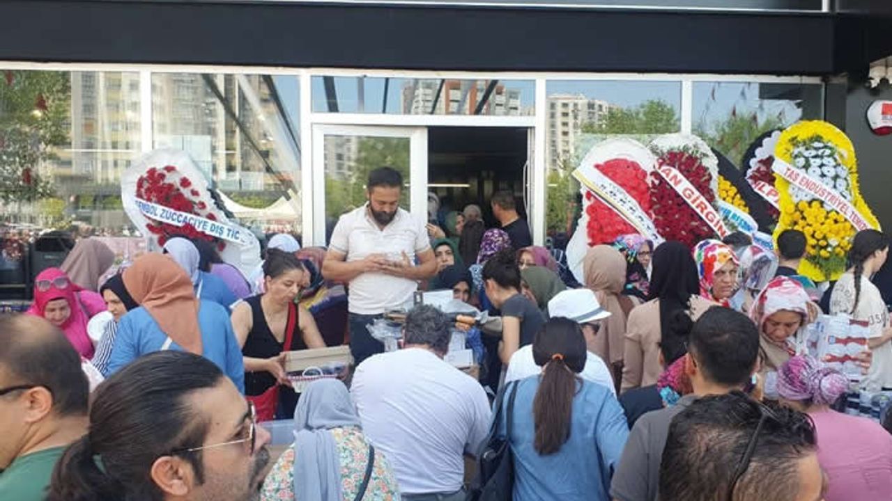 Kayseri'de indirim izdihamı! Birbirlerini ezdiler