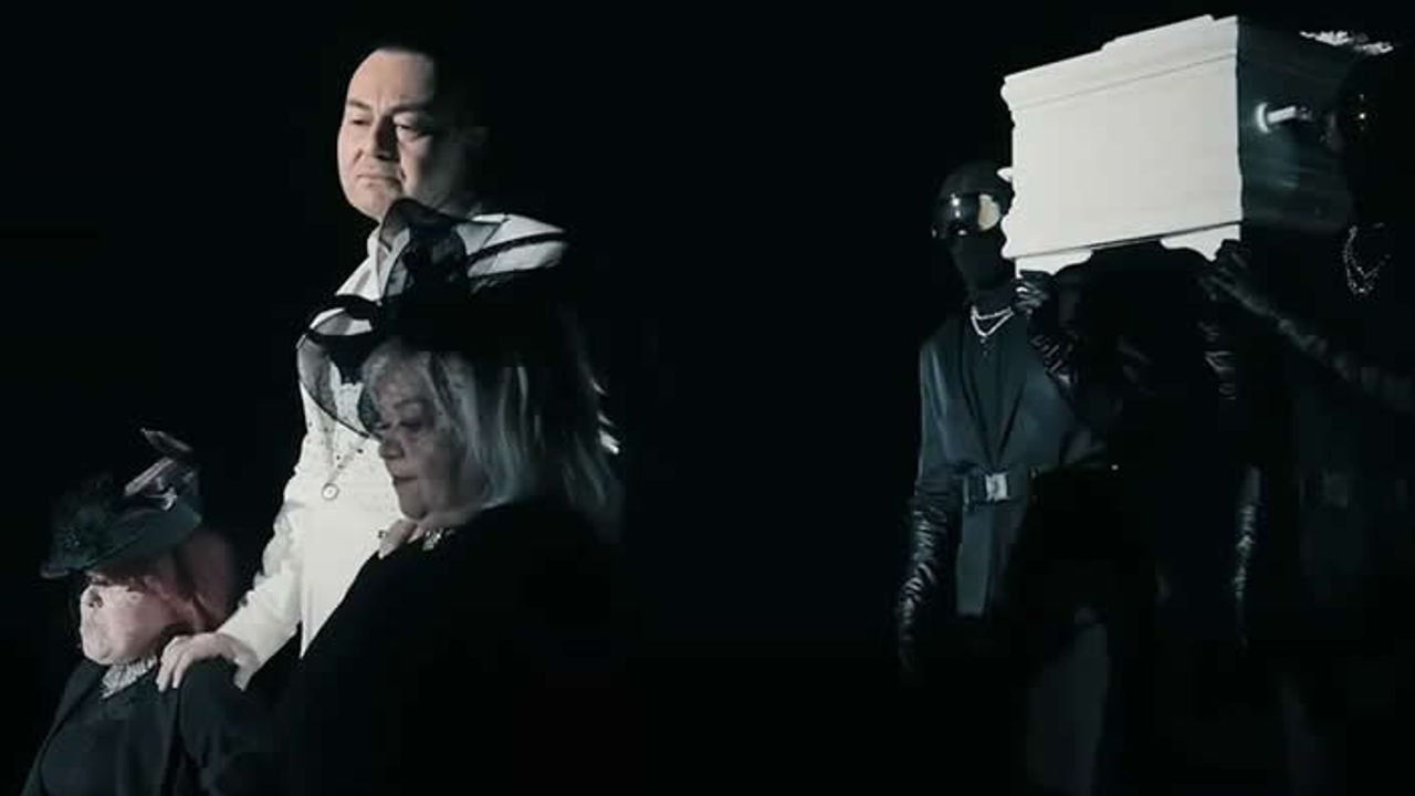 Serdar Ortaç'ın klibinde kullanılan tabut çalındı! Şok edici olay