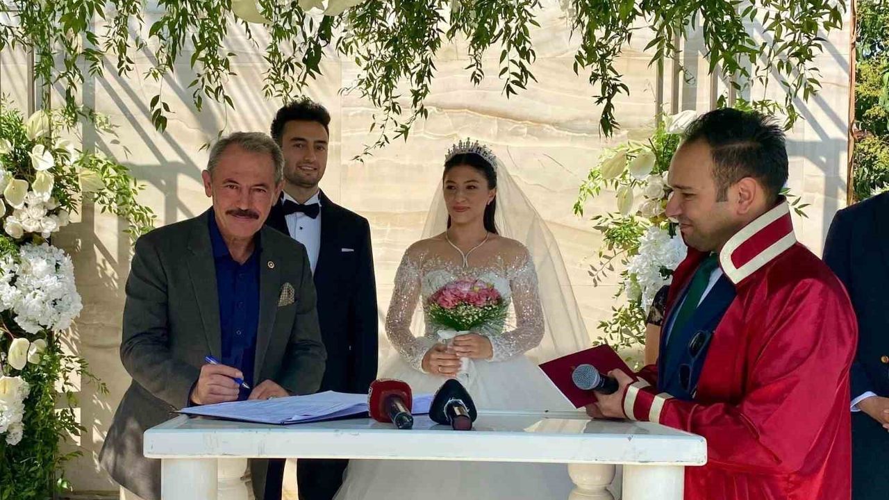 Denizli Gazeteciler Cemiyeti Başkanı Ümit Varol'un Kızı Kübranur Varol, Umut Baran Yaşa İle Evlendi