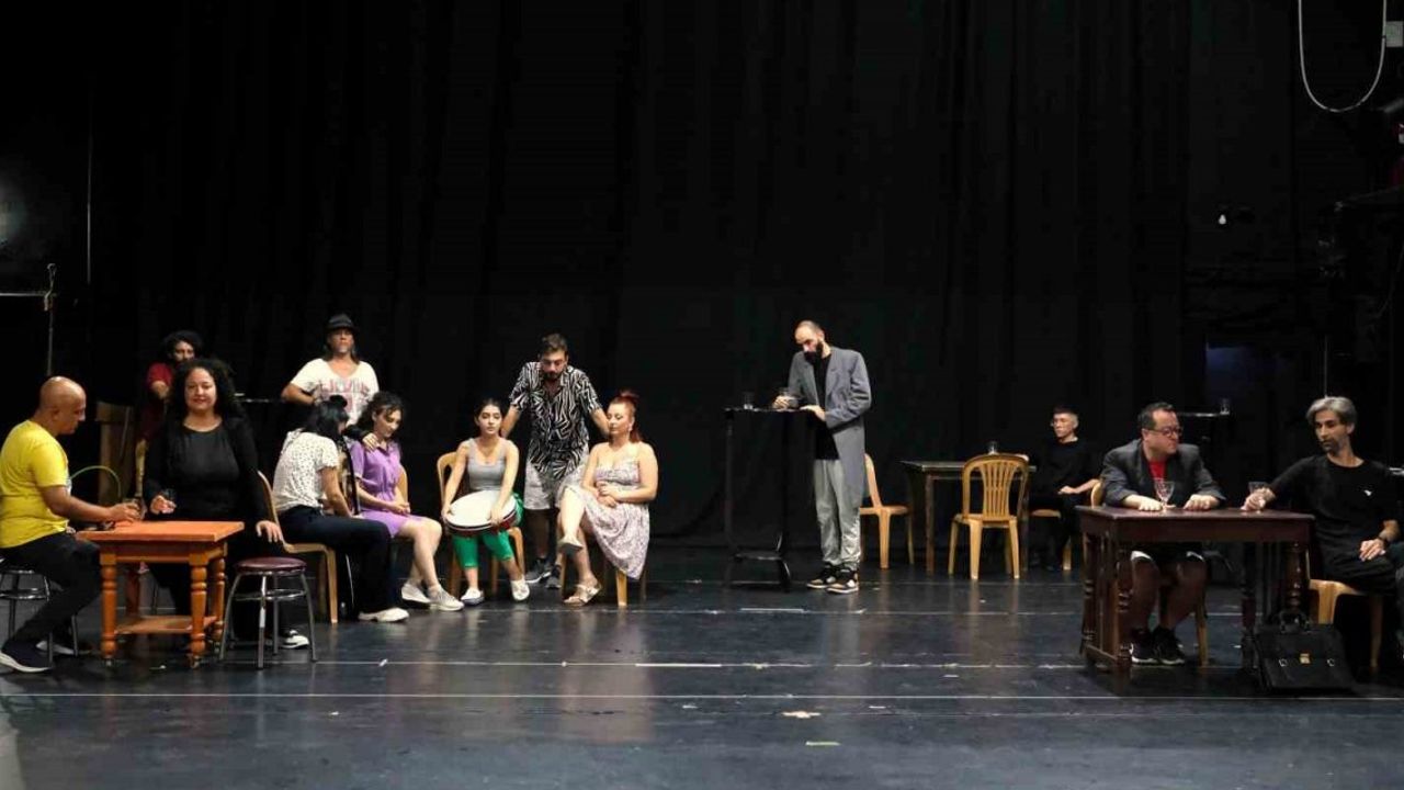 Halit Ziya Uşaklıgil'in Klasik Romanı 'Mai ve Siyah', Tiyatro Sahnesinde Yaşam Buldu.
