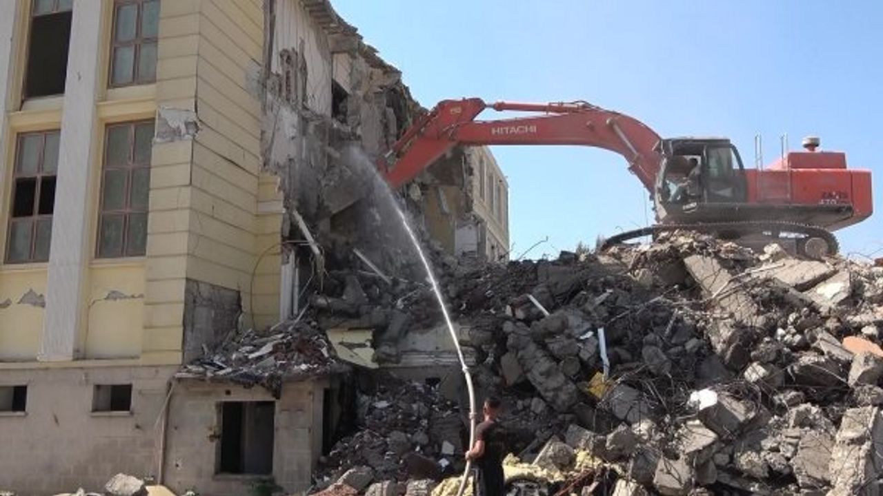 Kahramanmaraş'ta 66 yıllık hizmetin sonu: Valilik binası yıkılıyor