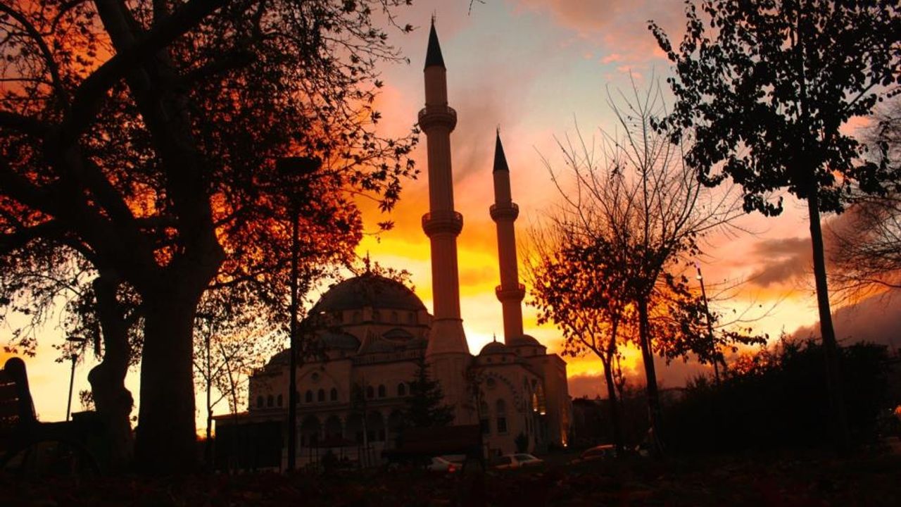 Kahramanmaraş'ın gökyüzü ressamı: Gün batımında Ashab-ı Kehf Külliye camii!