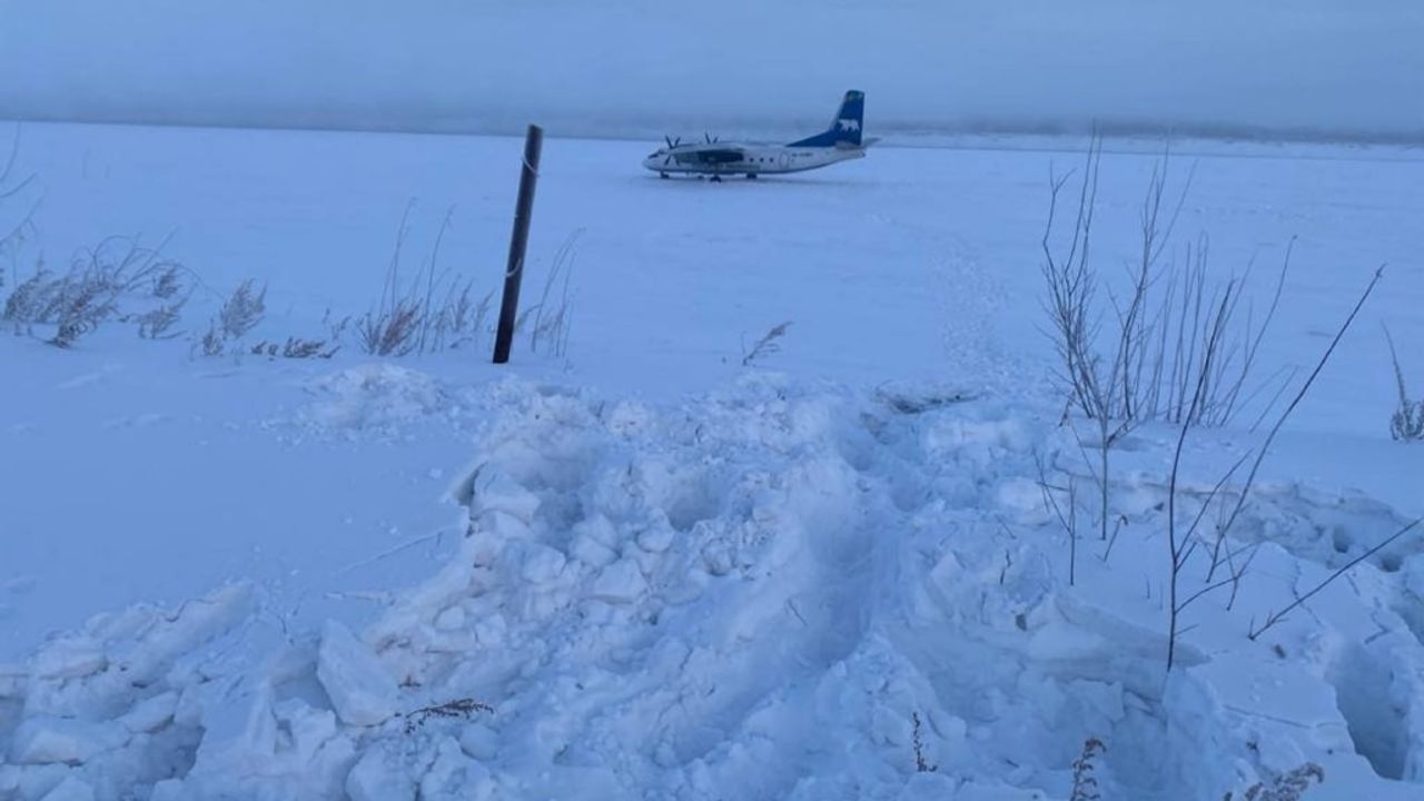 Rusya'da Havaalanı Krizi: AN-24 Uçağı Donan Nehre Daldı