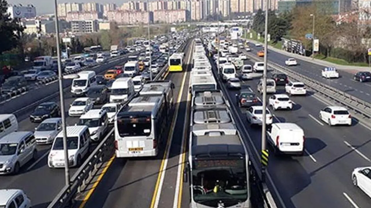 Sefaköy'de Metrobüs Üst Geçit Çalışması: Trafik Kilitlendi
