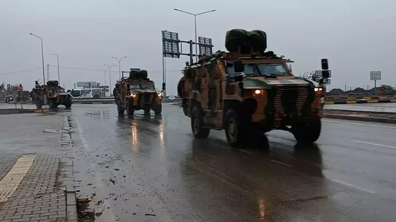 Sınırda askeri hareketlilik! Zırhlı konvoy böyle görüntülendi