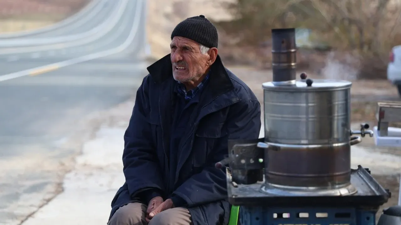 75 yaşındaki Yusuf dedenin dramı! İçinde yaşadığı ve çalıştığı baraka yandı