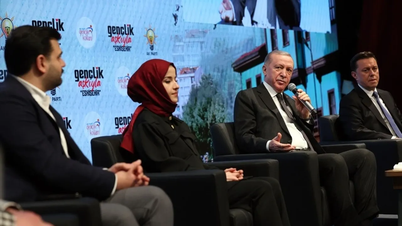 Erdoğan'dan gençlik etkinliğinde Özgür Özel'e esprili gönderme