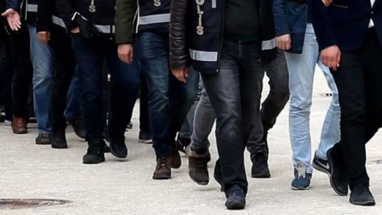 Interpol'ün kırmızı bültenle aradığı 10 kişi Türkiye'de yakalandı