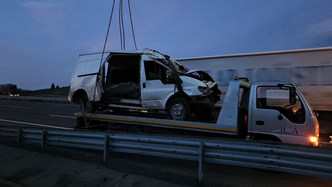 Transit Araç Kuzey Marmara Otoyolu'nda Kaza Yaptı: Hijyen Malzemeleri Yola Saçıldı