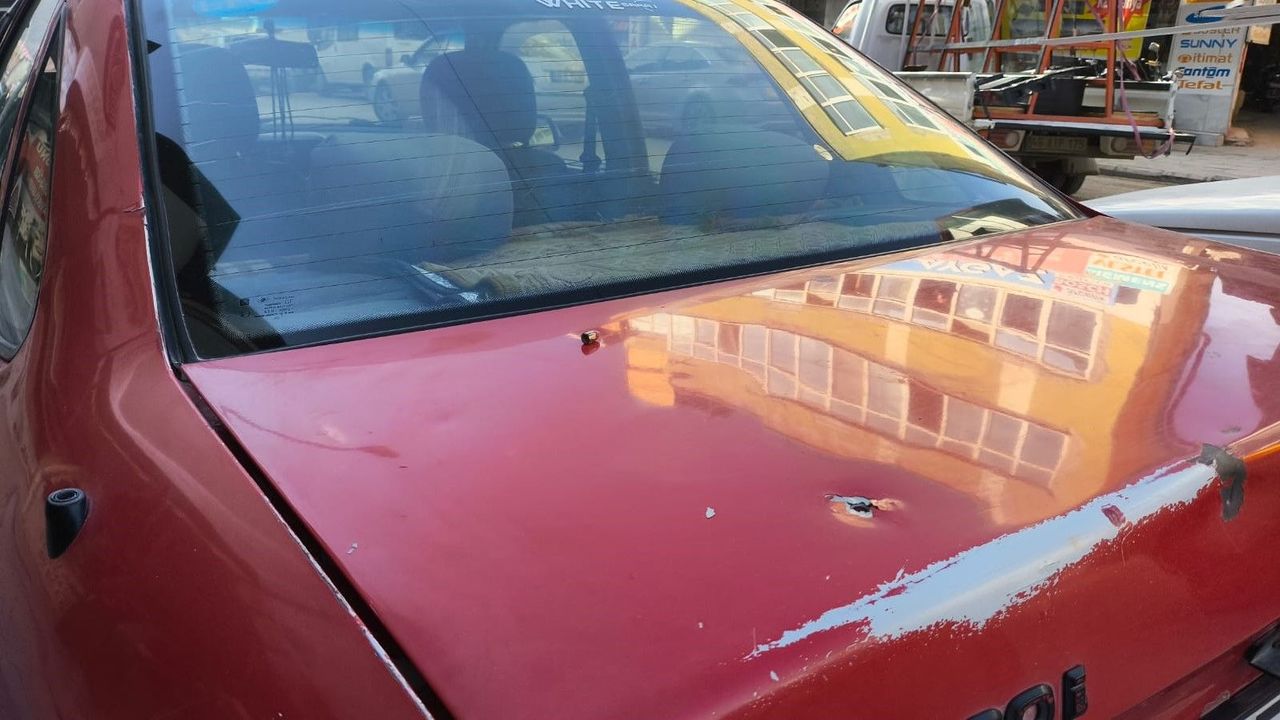 Kahramanmaraş'ta otomobile yorgun mermi isabet etti