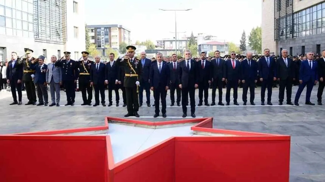 Kahramanmaraş'ta 29 Ekim kutlamaları çelenk sunma töreniyle başladı