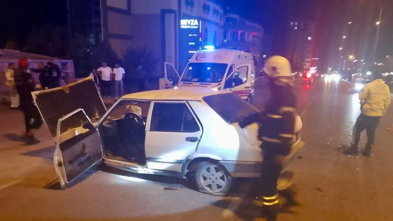 Kahramanmaraş’ta Fren Faciası: Otomobil Refüje Çarptı, 5 Yaralı
