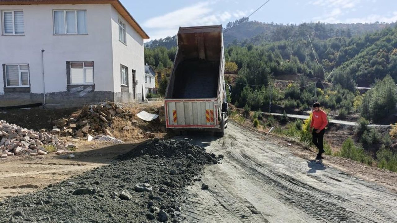Onikişubat'ta kırsal yollar yenileniyor, vatandaş rahatlıyor
