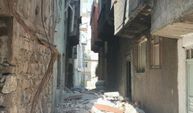 Kahramanmaraş'ta depremde ağır hasar alan bina korkutuyor!