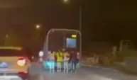 Antalya'da tehlikeli patenli yolculuk: Çocuklar otobüsün arkasına tutundu