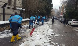DULKADİROĞLU SOKAKLARINDA KAR TEMİZLİĞİ DEVAM EDİYOR