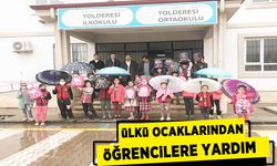 Ülkü Ocakları’ndan öğrencilere çanta ve şemsiye desteği