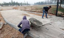 Büyükşehir Göksun’da Mezarlık Yolunu Kilit Parkeyle Yeniledi