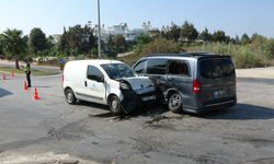 Tur minibüsü ile hafif ticari aracın çarpışması sonucu 3 kişi yaralandı!