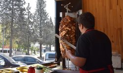 Kahramanmaraş dönercileri, sıcakların altında mesleklerine sadık!