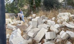 Kahramanmaraş'ta tarihi Bey Camii minare faciası: Mezarların üzerine devrildi!