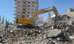 Kahramanmaraş'ta hasarlı bina çöktü! Kepçe operatörü enkaz altında kaldı