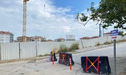 Mahallesi'nde inşaat nedeniyle oluşan çatlaklar ve güvenlik önlemleri hakkında bilgi veren Mudanya Belediyesi .