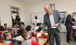 Başkan Necati Okay, Melek Kaya İlkokulu'ndaki öğrencilere kırtasiye kartlarını dağıttı
