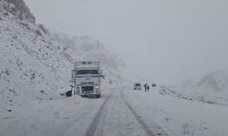Kar Yağışı Karabet Geçidi'nde Sürücülerin Yolculuğunu Zorlaştırdı.