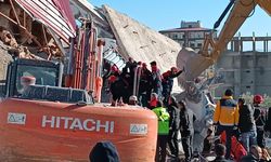 Kahramanmaraş'ta operatör enkaz altında mahsur kaldı: Bina üzerine yıkıldı