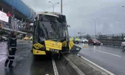 Saniye Saniye Kaza: İETT Otobüsü Direğe Çarptı, 6 Kişi Yaralı