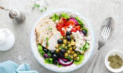 Tavuk ve Nohut Bir Araya Gelince Lezzet Patlaması: Pratik ve Besleyici Tavuklu Nohut Salatası Tarifi